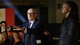 Il ritorno Marcello Cestaro scherza con gli occhiali di Diamond DeShields alla presentazione del Famila nel 2019