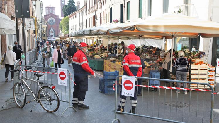 Mercato in via Verci a Bassano durante l'emergenza coronavirus (Foto Archivio)