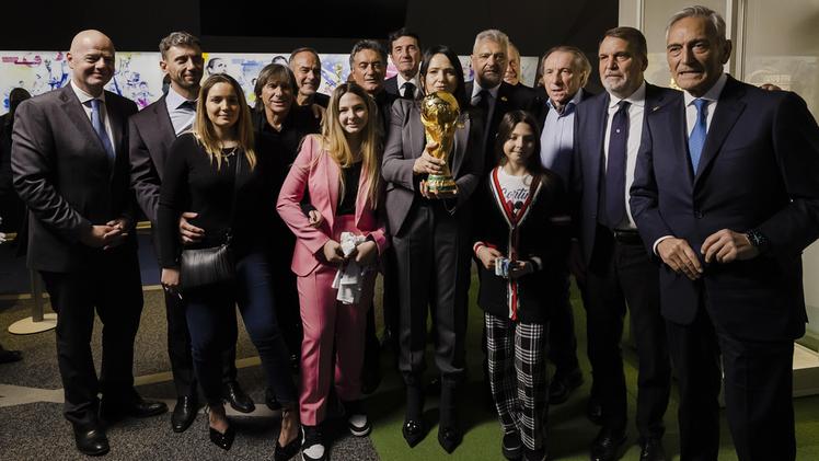 I campioni del Mundial 82 uniti alla famiglia di Paolo Rossi e ai vertici del calcio con la Coppa. FOTO EPA/M. BUHOLZER