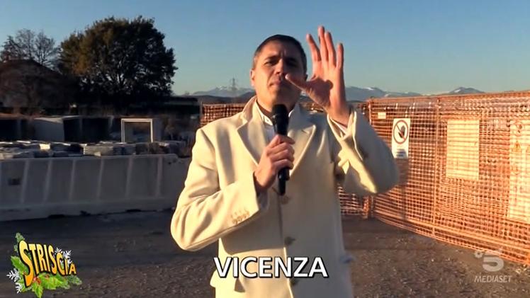 L'inviato di "Striscia la Notizia" Moreno Morello davanti al cantiere dell'Albera a Vicenza