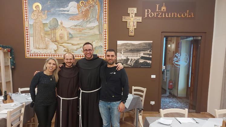 I frati con i volontari che si occupano della gestione della pizzeria “La Porziuncola” all’interno del convento di Lonigo (A. Gregolin)