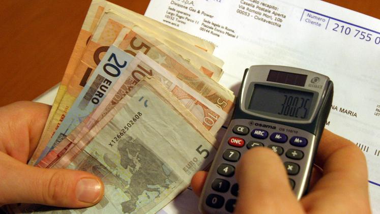 Una famiglia di quattro persone si troverà a pagare quasi mille euro in più all’anno di bollette
