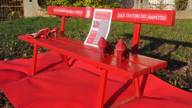La panchina rossa è uno dei simboli della lotta alla violenza sulle donne: ogni giorno 4 casi nel Vicentino
