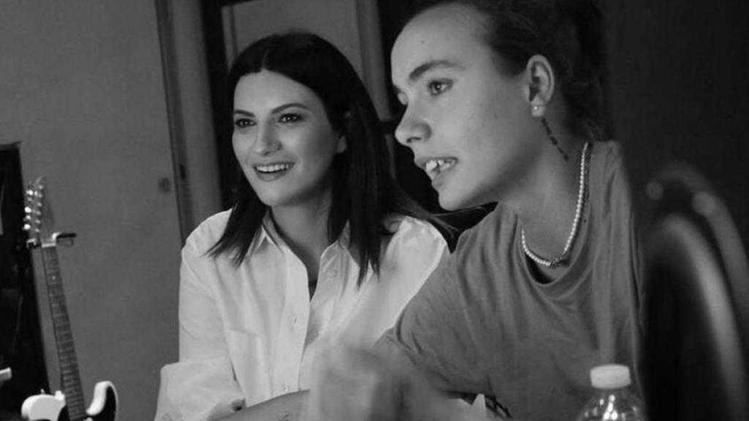 Madame e Laura Pausini durante la registrazione di "Scatola"