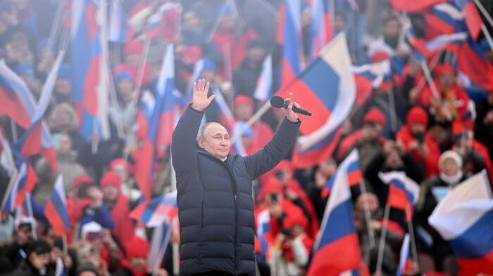 Non si placano le polemiche sul costosissimo parka indossato da Putin nel suo show