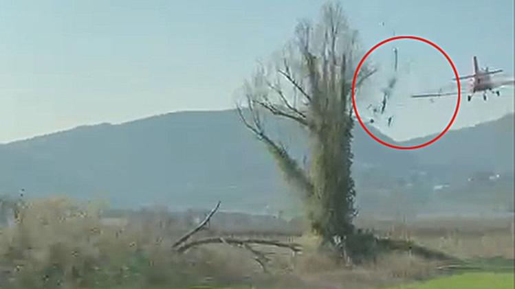 Un frame del video: i rami spezzati dall’ala sinistra dopo il passaggio dell’aereo
