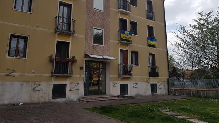 Le "Z" disegnate da ignoti sui muri del condominio dove abita una famiglia di origini ucraine a Montecchio (Foto Fadda)