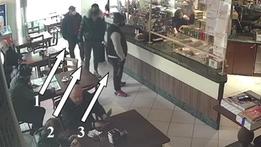 Un frame del video registrato dalle telecamere del bar che hanno permesso di individuare i tre sospetti