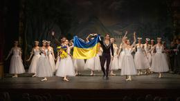 I ballerini sul palco con la bandiera ucraina al termine dello spettacolo al Teatro di Lonigo