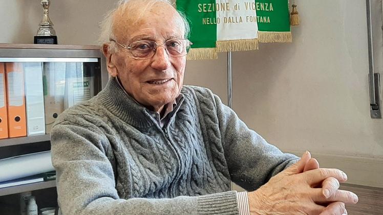 Veterano dello sport Luciano Brunelli, 91 anni, durante l’intervista nella sede del Coni di Vicenza ALBERTO  VIGONESIClub azzurro (1951) La prima  squadra di Brunelli, ultimo in alto da sinistra