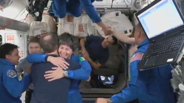 I quattro astronauti della Crew-4 a bordo della Stazione Spaziale (Foto Ansa/Nasa Tv)