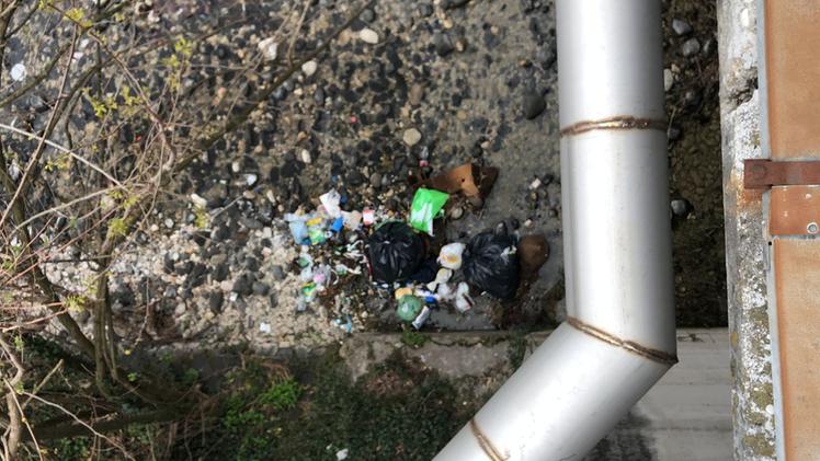I rifiuti abbandonati sul greto del torrente Chiampo