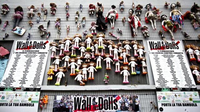 Il Muro delle Bambole di Milano (Foto Ansa)