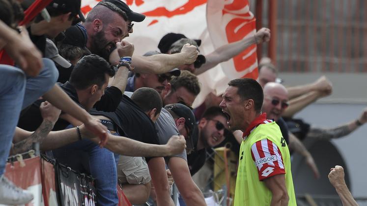 Vicenza-Lecce, esplode la gioia al Menti dopo il gol del 2-1 (Foto Trogu)