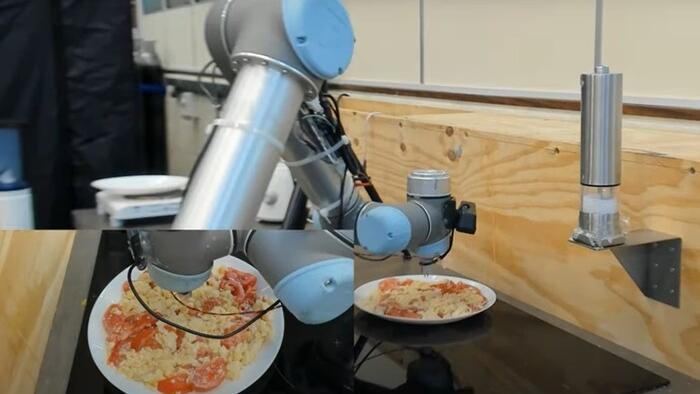 Il robot chef assaggia le uova strapazzate (fonte: Cambridge University, YouTube)