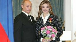 Putin con Alina Kabaeva in una foto d'archivio Ansa