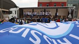 I  campioni del Trissino festeggiano sul camion del Rino Mastrotto Group FOTOSERVIZIO DONOVAN CISCATOL’entusiasmo di alcuni tifosi blucelesti nel piazzale del palasport
