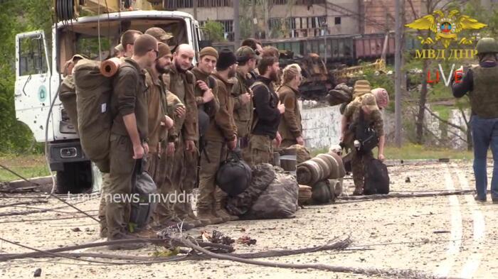 La resa di alcuni combattenti di Azovstal, nella foto del ministero Interno della Repubblica popolare di Donetsk