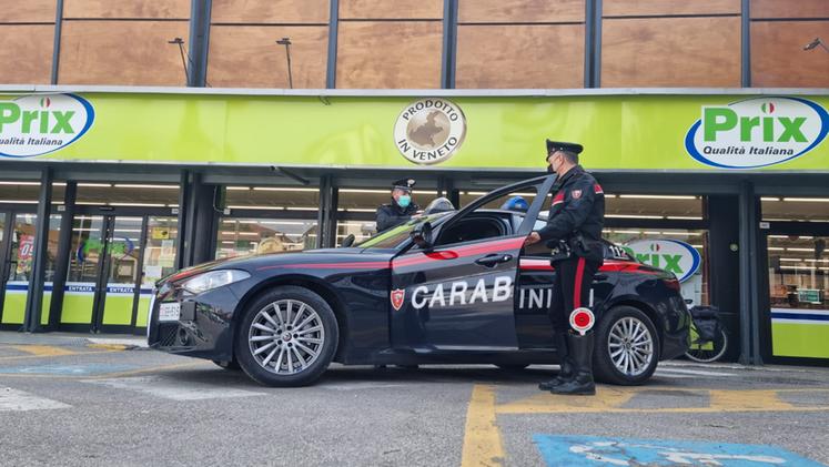 I carabinieri della radiomobile di Thiene impegnati nel controllo davanti al supermercato Prix