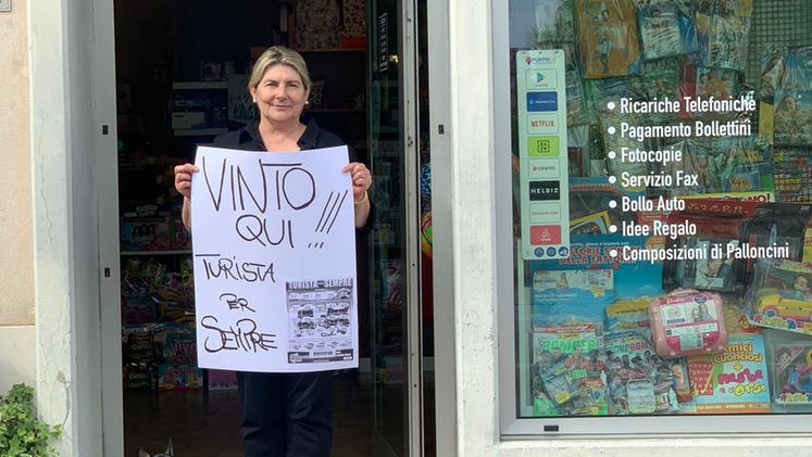 Wilma Bonora davanti alla sua attività in centro a Torri (foto Marini)