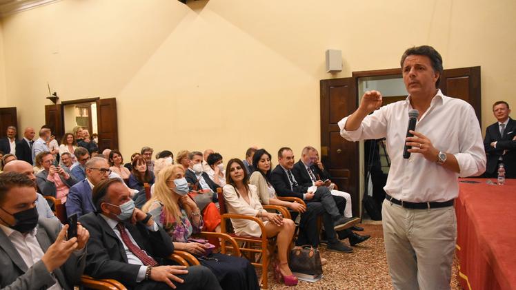 Matteo Renzi durante la presentazione del suo libro "Il mostro" alla biblioteca La Vigna (Colorfoto)