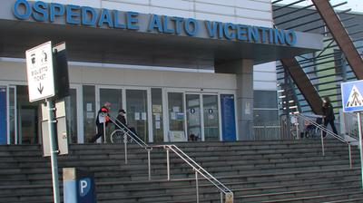 Gli esterni dell’ospedale Alto Vicentino: un’altra area dedicata al Covid sarà chiusa e sanificata