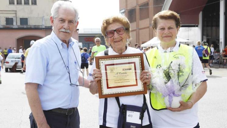 Al centro Candida Uderzo, 100 anni, premiata dal gruppo podistico Laverda (Foto CISCATO)