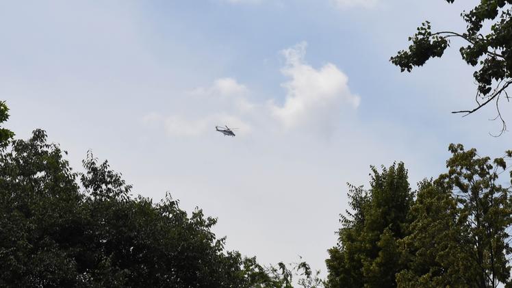 Si è alzato in volo anche l'elicottero per cercare il killer della 42enne (COLORFOTO/DALLA POZZA)