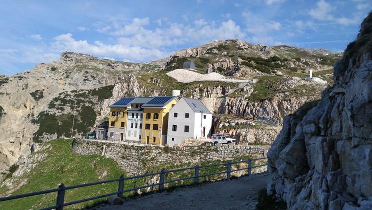 Il rifugio Papa, incastonato sul monte Pasubio, pronto per la nuova stagione estiva