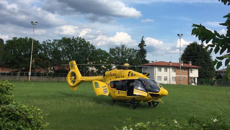 L’elicottero di Verona emergenza atterrato ieri alle piscine di Thiene (Foto AGOSTINI)