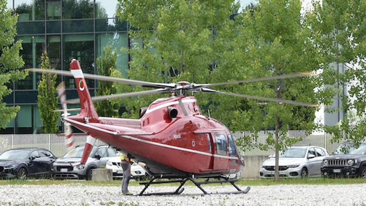 L'elicottero davanti l'azienda Roto Cart tre giorni fa. Era diretto a Castelminio di Resana, nel Trevigiano