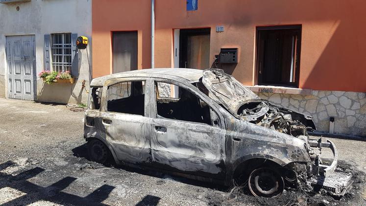 La Fiat Panda distrutta dalle fiamme divampate in piazza San Marco a Muzzolon (Cariolato)