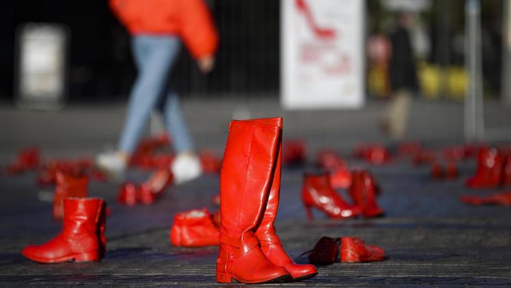 Le scarpe rosse simbolo della violenza contro le donne