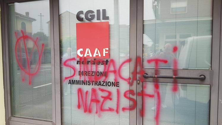 Le scritte all'ingresso della sede della Cgil di via Vaccari a Vicenza (Colorfoto)