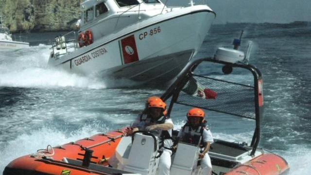 Un intervento della guardia costiera nel Lago di Garda