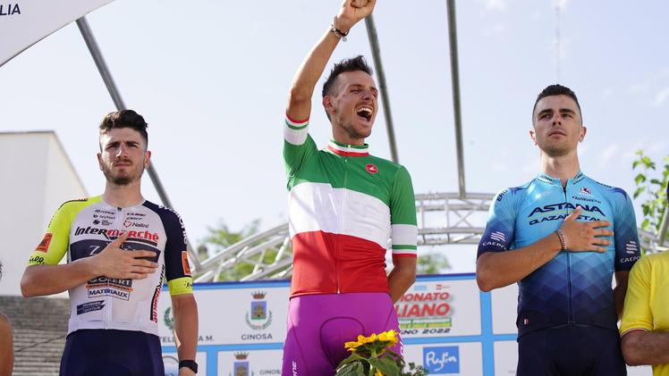 Filippo Zana con la maglia tricolore di campione italiano