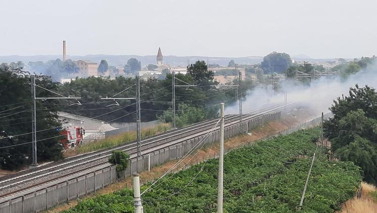 La linea ferroviara che attraversa San Bonifacio interrotta a causa dell'incendio (Foto Dalli Cani)
