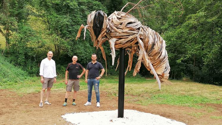 L’ape Vaia realizzata dall’artista Martalar con gli alberi abbattuti nel 2018: è alta 3 metri e pesa 3 quintali (FOTO PIEROPAN)