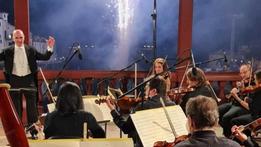Lo spettacolo I fuochi d'artificio sul Brenta durante il concerto (Foto G. Ceccon)