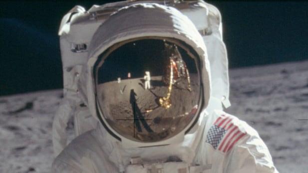 Il riflesso della visiera del casco di Aldrin durante la passeggiata spaziale sulla Luna