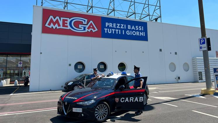 I carabinieri davanti al supermercato "Mega" a Povolaro di Dueville