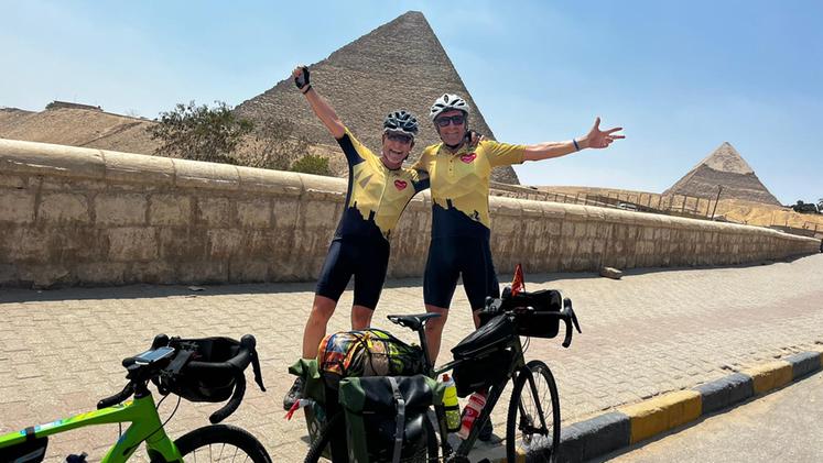 Gioppo e Spadiliero all'arrivo in bici in Egitto dopo un percorso previsto di 4 mila chilometri (A.F.)