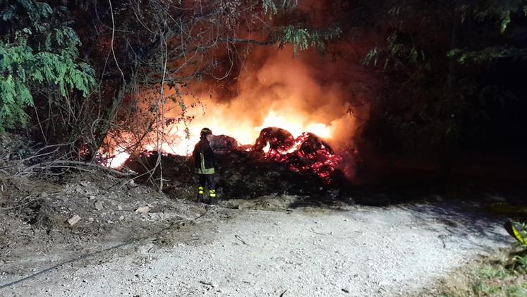 Incendio di alcune decine di rotoballe nella notte ad Albettone (Foto Felice Busato)