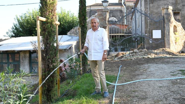 Il prof. Andrea Crisanti, ora candidato con il Pd per gli italiani all’estero, nella sua villa in Val Liona, dedito al giardinaggio