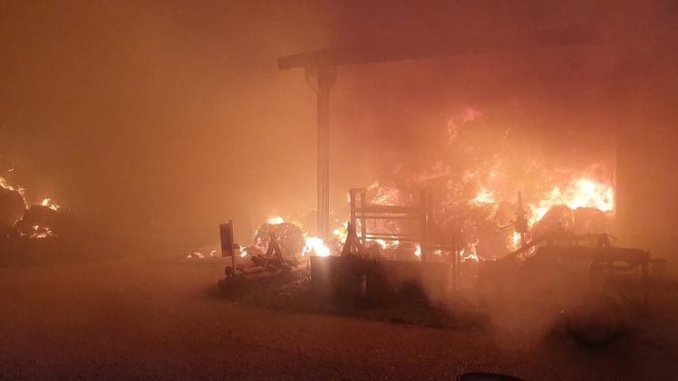 L'incendio scoppiato ad Albettone (Foto Facebook Joe Formaggio)