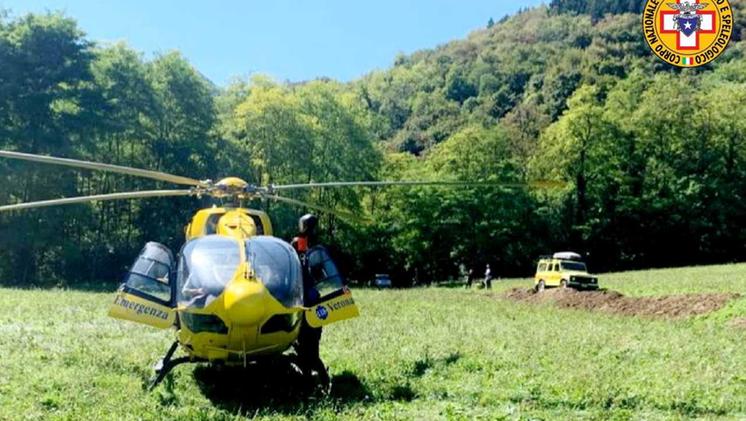 Dopo il ritrovamento del 77enne, sul posto è giunto l'elicottero di Verona emergenza