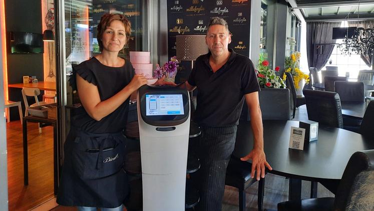 I titolari Gabriele Muzzi e Sara Rigon con "BellaBot", la nuova “cameriera” della pasticceria Millefoglie (Foto ARMENI)