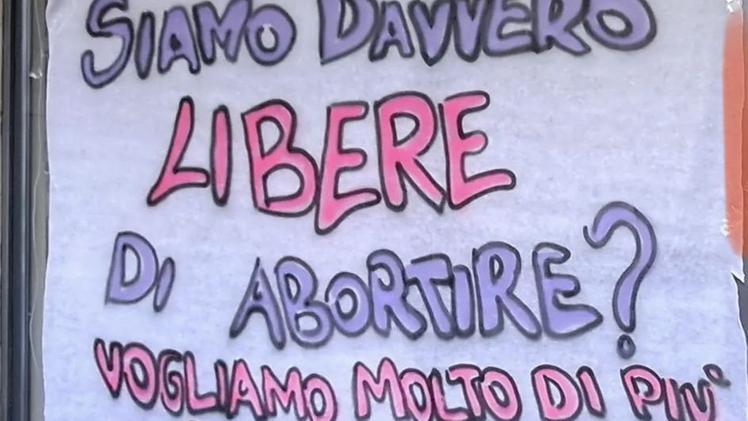 Lo striscione affisso sulle vetrine della sede di Fratelli d'Italia