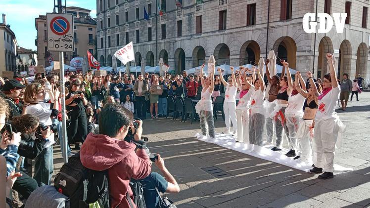 La manifestazione di Baba Jaga a Vicenza COLORFOTO