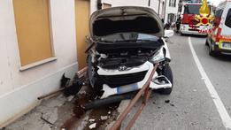 L'auto è finita infilzata contro la ringhiera di ferro che delimita il marciapiedi lungo strada Pasubio.